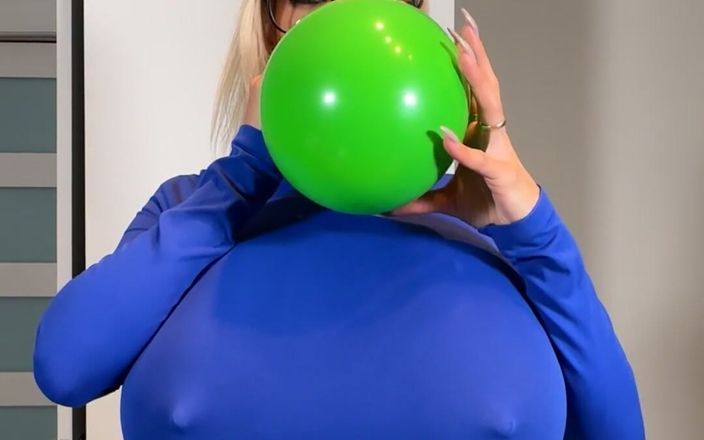 The Busty Sasha: Inflando um balão enorme (com meu vibrador de cinta-caralho debaixo)!