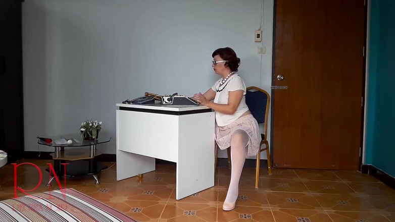 Regina Noir: Secretar. Sexretary. Mamă sexy de la birou fără chiloți. Birou...