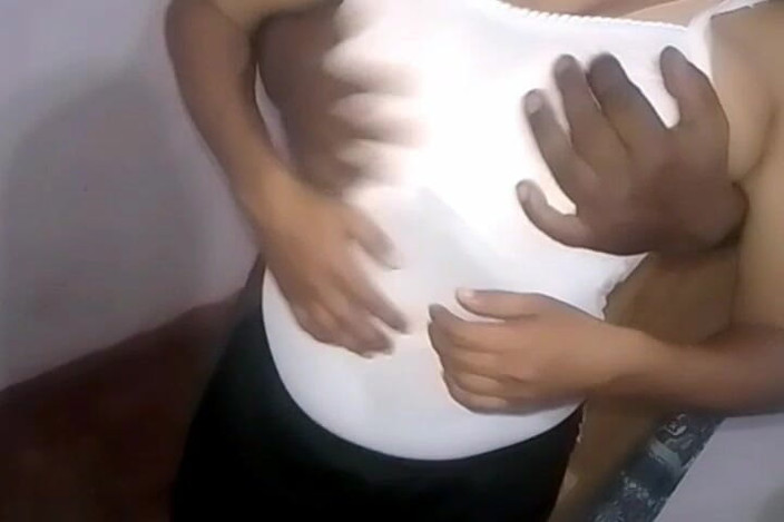 Janua294: عند رؤية دجاجتين بلون الحليب للسيدة ، ينزعجون ويلتقطونهما