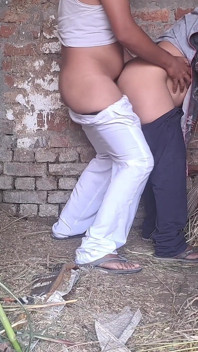 El viejo convence a su criada para tener sexo con él