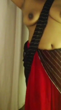 Desi heiße mädchen möpse drücken nackte sexy show.