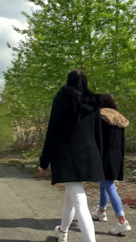 Dos mejores amigas alemanas Julia Parker y Maria Gail hablan con arriesgado sexo sin condón en un lugar perdido