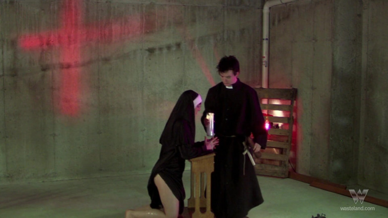 Toy Sluts: Une nonne sexy chevauche le gode