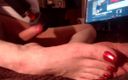 Barefoot Stables: Efeminat folosește vibrație și ejaculează pe tocuri