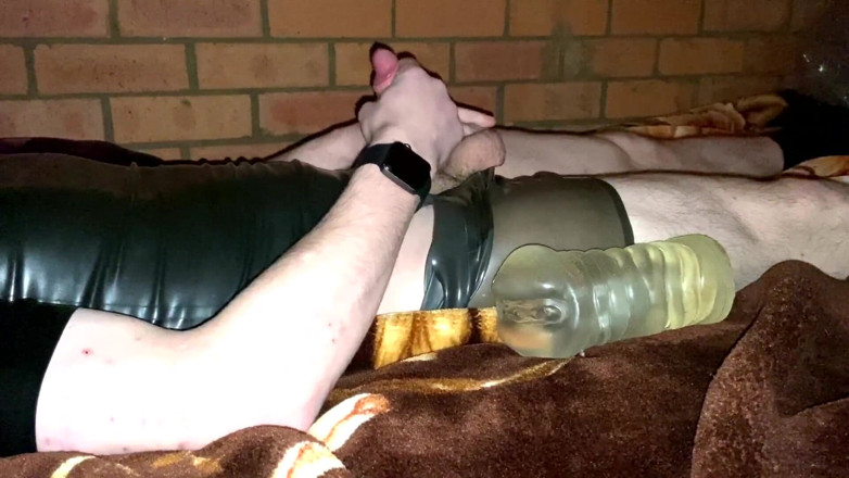 Aussie bi boy: Clear TPE Fleshlight wichsen und in latex auf wasserbett kommen