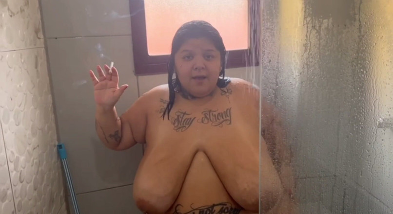 Mary Jhuana: Tombul duman banyosu teaser iri güzel kadın duşta yanıyor
