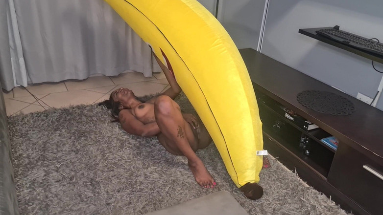 domslutfucker: Tetovaná desi děvka hrbí velký banán, detailní záběry