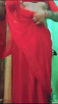 Indyjski Gej Crossdresser XXX w Czerwonym Sari palcami w dupie