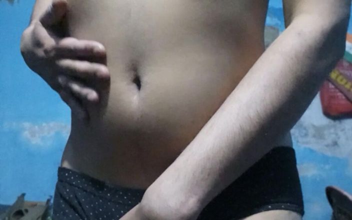 Lustyizlife: Cowok muda India dengan kontol phimosis memakai bra dan celana...