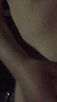 Elle se promène chez ses voisins à minuit avec une érection nue, renversant parfois du sperme 210511