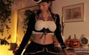 Effy Loweell studio: Sexy piraten Effy wil je geil maken met haar perfecte...