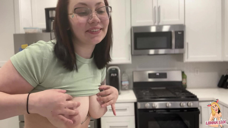 Lenna Lux: Hembiträde fångade dig när du tittade