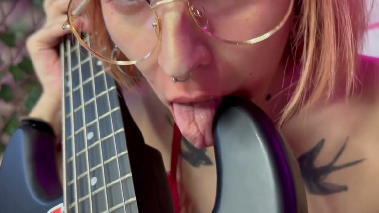 lanalovacutie: Fuck-my-guitar