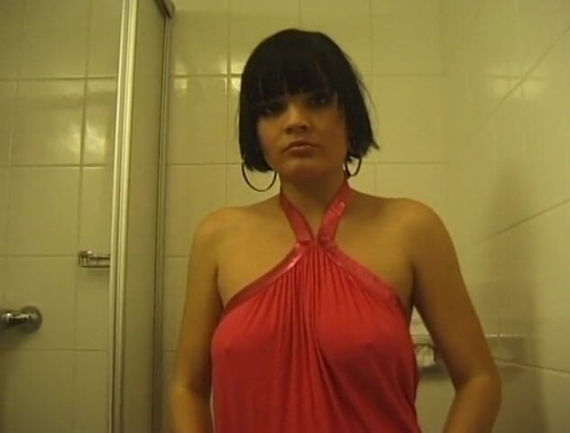 Flash Model Amateurs: Foto filmando no banheiro com morena sexy