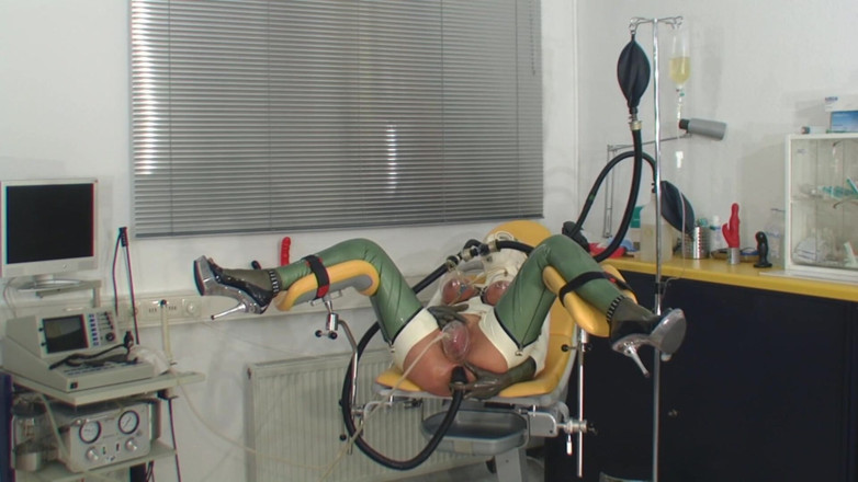 Rubber & Clinic Studio - 1ATOYS: Těžká gumová masturbace s vakuovými pumpami