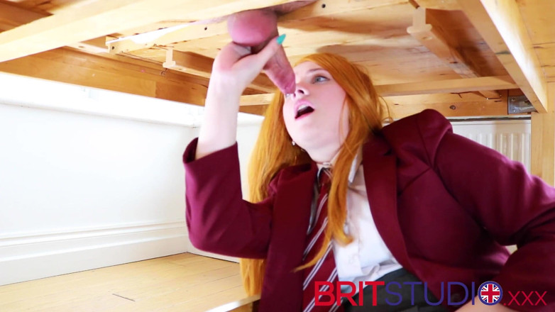 Brit Studio: Victoria Greene 18 tuổi bú cu và được ngâm đồng phục dưới bàn...