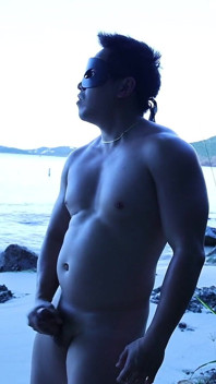 Vagues du matin et envies musclées : strip-tease au bord de l’océan