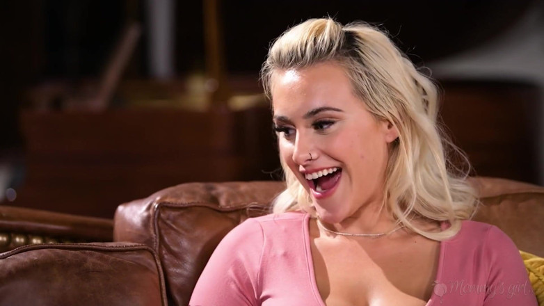 Mommy's Girl: Mommy’s Girl - Le complot coquin d’Indica Monroe séduit sa belle-mère...