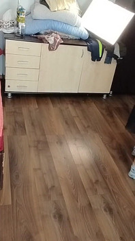 Amateur-frau Hat Spaß, Kleidung Anprobieren Und Zu Schneiden.