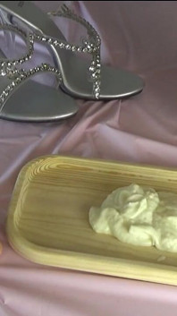 Belos pés maduros em iogurte