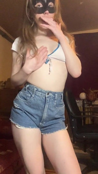 Lo Spogliarello Di Una Ragazza Magra