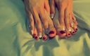LauraandFr: Je me masse les pieds après une dure journée de...