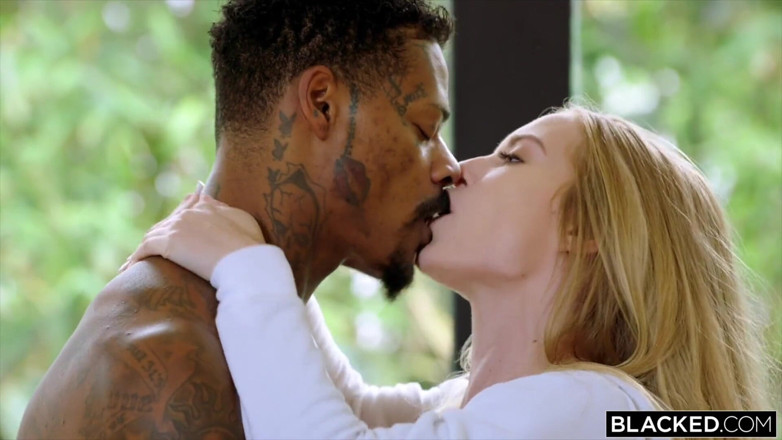 Blacked: Blacked Blonde memerlukan seorang lelaki sebenar untuk memuaskan keperluannya