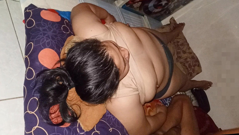 my_wife_chubby: कृपया मेरे स्तनों की धीरे से मालिश करें। मुझे वास्तव में इसका मज़ा आया। रुकें नहीं। मुझे अपनी गांड को लात मारनी होगी