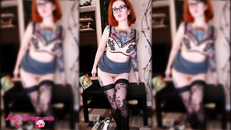 Katty Grray: Une prof excitée vêtue de bas suce un gode et...