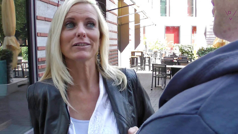 Dirty Tina: Riconosciuto in strada! Scopata creampie spontanea!