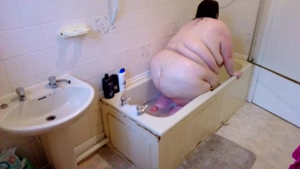 SSBBWLadyBrads: İri güzel kadın banyo yapmaya çalışır, sığabilir mi?