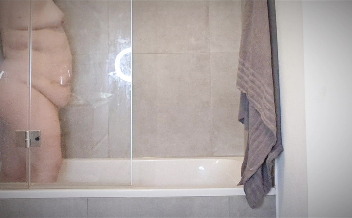 MaskedMomWife: Niemiecka amatorka BBW MILF jest zaskoczona podczas kąpieli