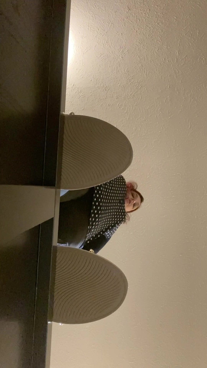 BellaBlast: Висит на уступе - будет ли эта толстушка топтать пальцами, чтобы вы упали?