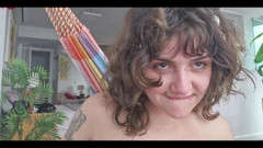 Candy Kush: 若くてデカ尻の授乳中のベイビーが窓から見せびらかし、素敵なフェラチオを楽しんでいます