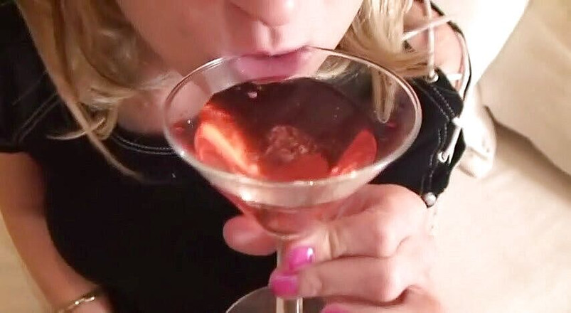 Femdom Austria: Fetishqueenルシッラあなたは非常に特別な食前酒を提供しました