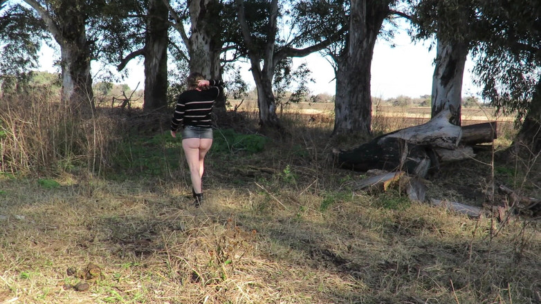 Milfcamsex: Patricia dans la campagne, pipi et masturbation à l’extérieur