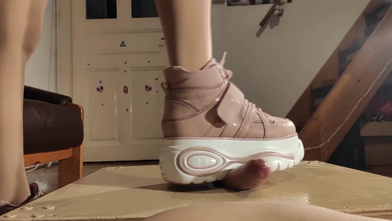 Beth Kinky: Сексуальная домина, топтание члена и наказание раба в сапогах в видео от первого лица, часть 2