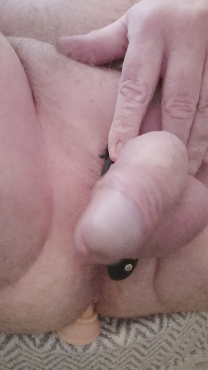 Pellefnatt: Opa zit in de voetenstoel en speelt met zijn pik...