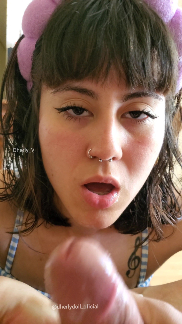 DherlyDoll: 特写玩弄我的舌头和湿润的嘴巴在他的鸡巴上