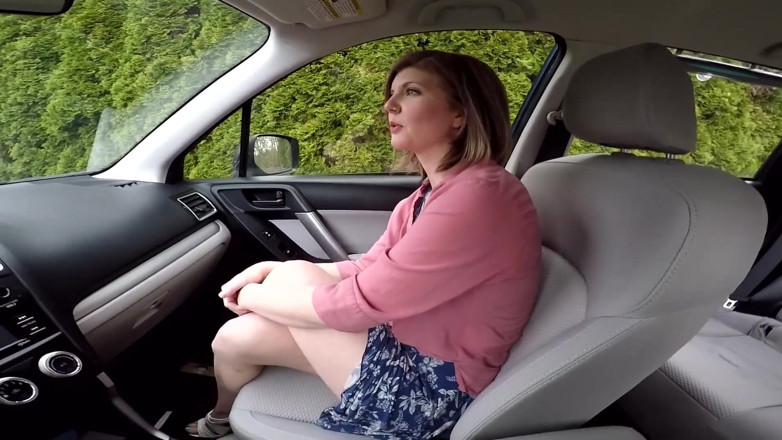Housewife Ginger: In auto a noleggio con un collega