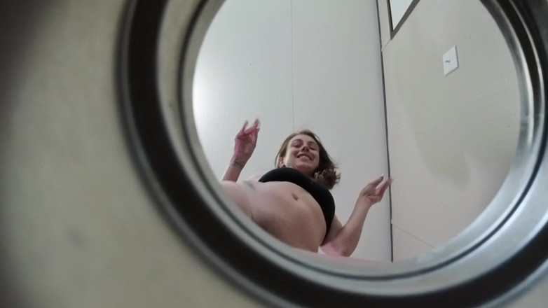 Flawless Melissa: Une Géante Nue Piège Un Homme Minuscule Et Le Fait...