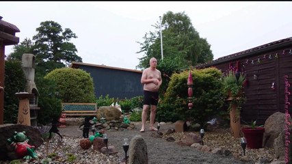 Carmen_Nylonjunge: Gros homme dans la cour avant 1, troncs de nage