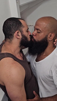 Tío Barbudo Y Dhyan Darsho En Una Cita Caliente. Besos, Mamadas, Culo