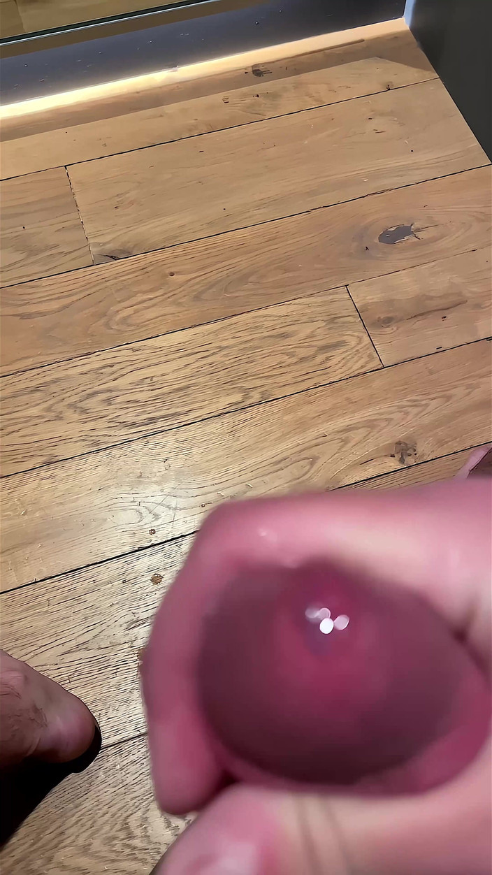 NakedFoxx: リスキーな試着室のオナニー:次のキュービクルの男が私のイキの音を聞く - 大量の射精