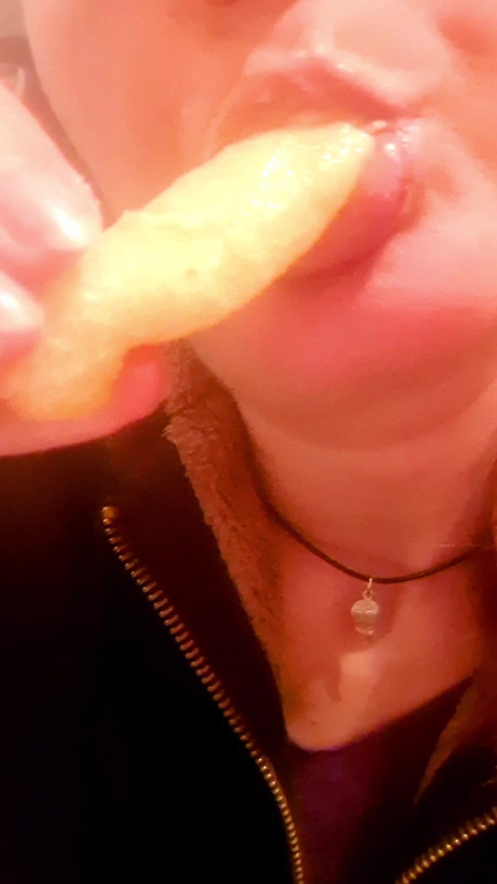 Ana Liz: Perverzní dívka saje brambory