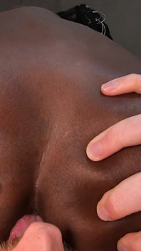 Nena de ébano caliente obtiene ambos agujeros comidos por papi blanco