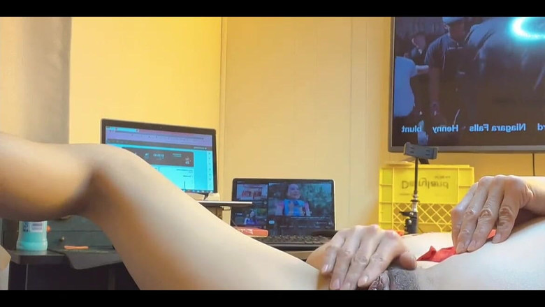 sweethanajapanese: Sexy japonská dívka s malou kundičkou v červeném stylu