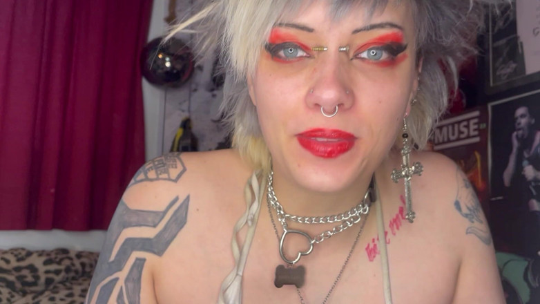 Glitterqueen1999: Gadis gotik dengan lipstik merah lagi asik tur mulut