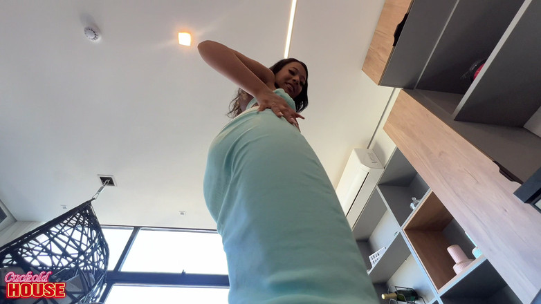 CuckoldHouse: Aldatılan Adam, Bronzlaşmış Nişanlısını Çok Yaramaz Bir Üçlü Ilişki Içinde Paylaşıyor