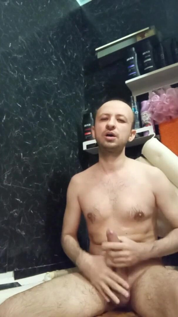 Alex Metallov: Pria bugil ini lagi asik ngocok kontol besarnya di kamar...